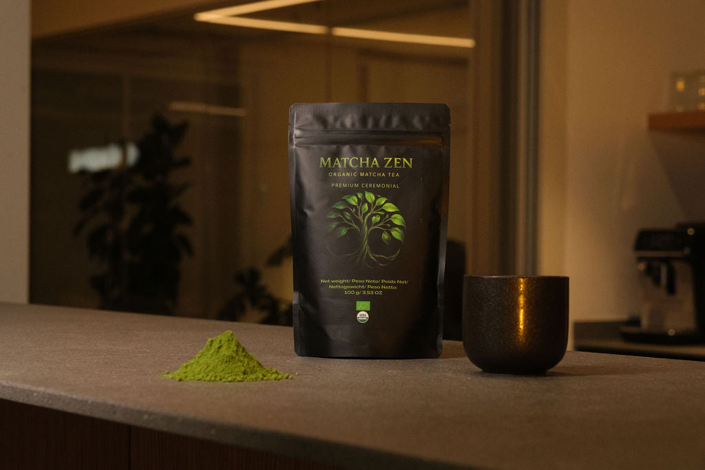 Bolsa de Matcha Zen sobre una encimera oscura con un montoncito de polvo verde y una taza, con luz de ambiente