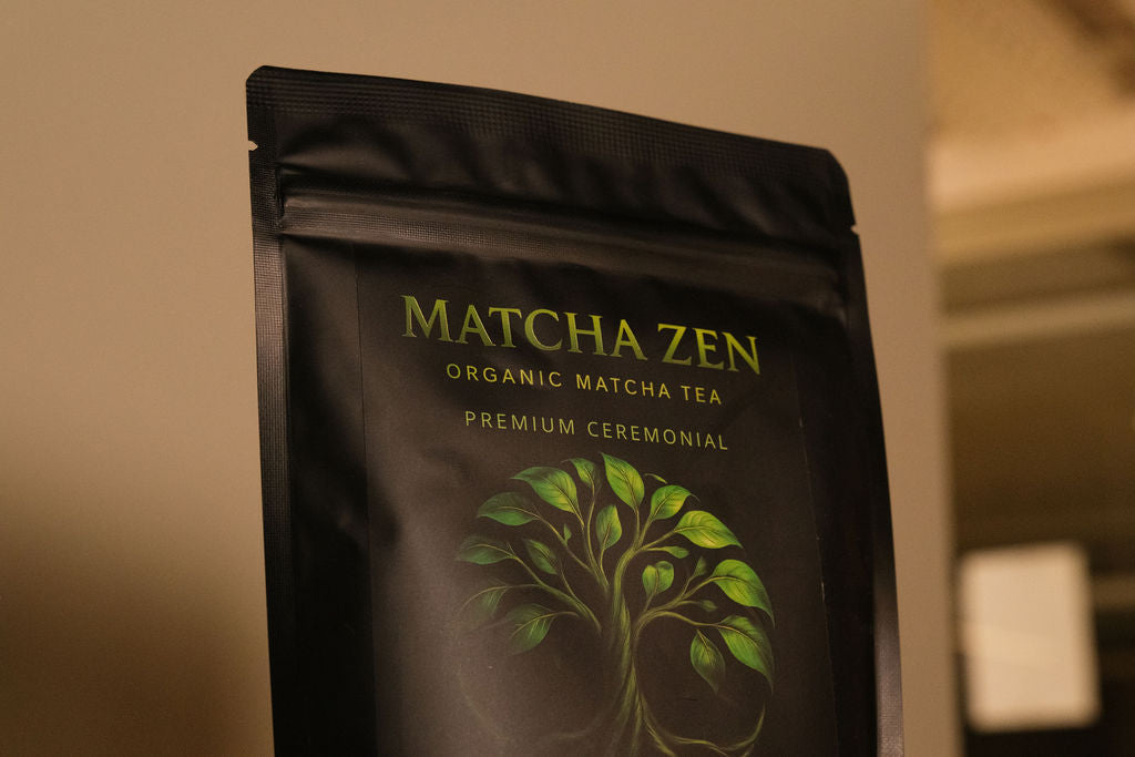 Primer plano de la bolsa de Matcha Zen ceremonial ecológico con el logo del árbol sobre un fondo cálido