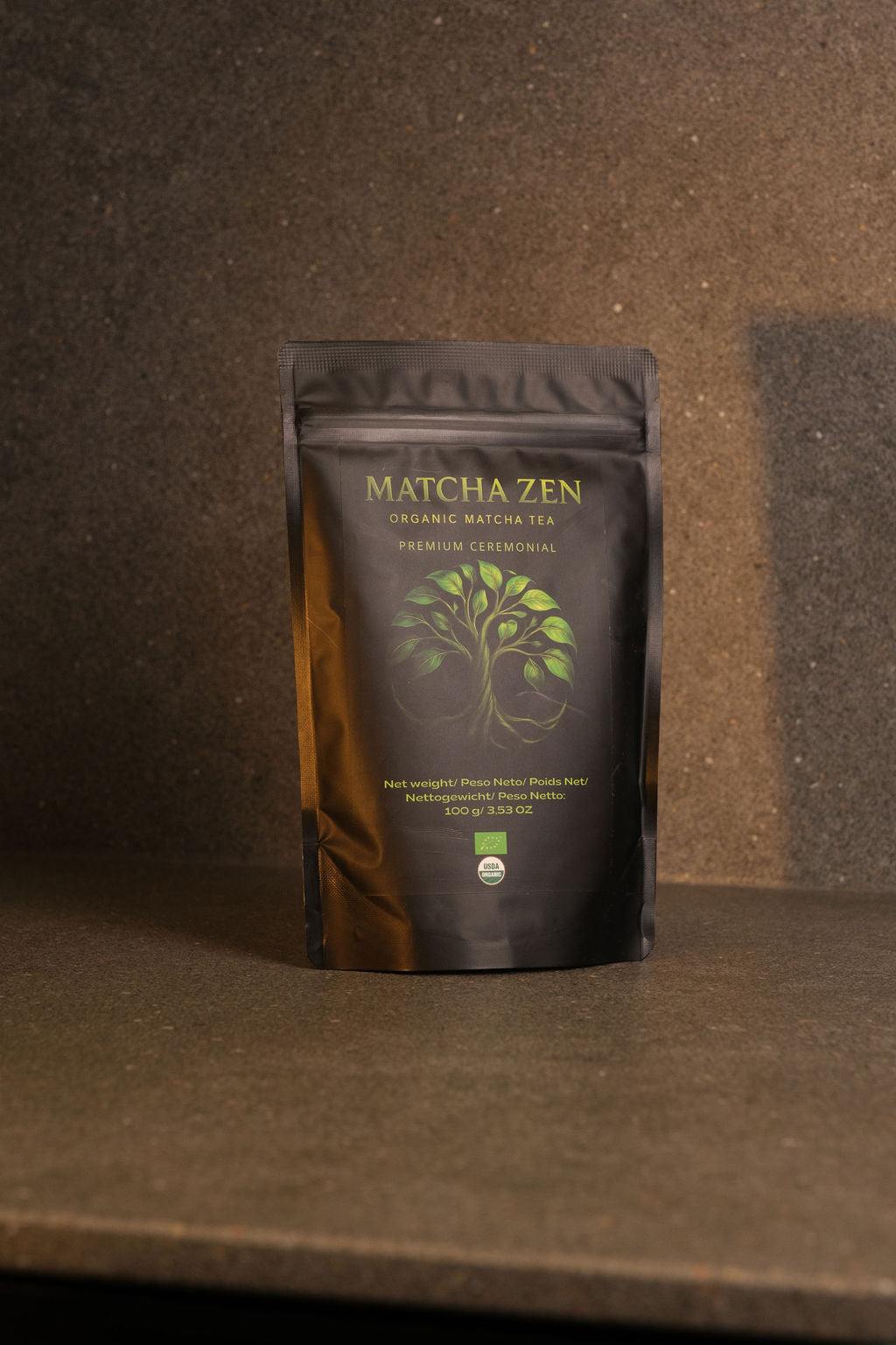 Bolsa de Matcha Zen ceremonial sola sobre una superficie de piedra oscura con fondo oscuro