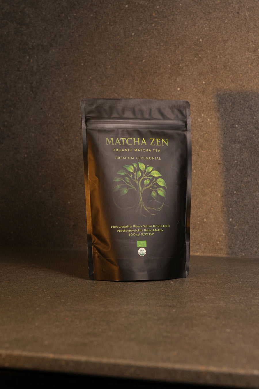 Bolsa de Matcha Zen ceremonial sola sobre una superficie de piedra oscura con fondo oscuro