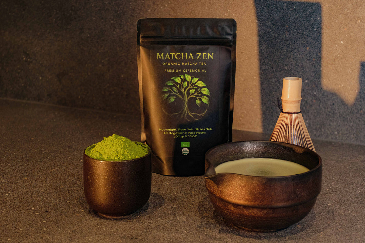 Cuenco rebosante de polvo de matcha verde vivo junto a una bolsa, un cuenco batido y un chasen