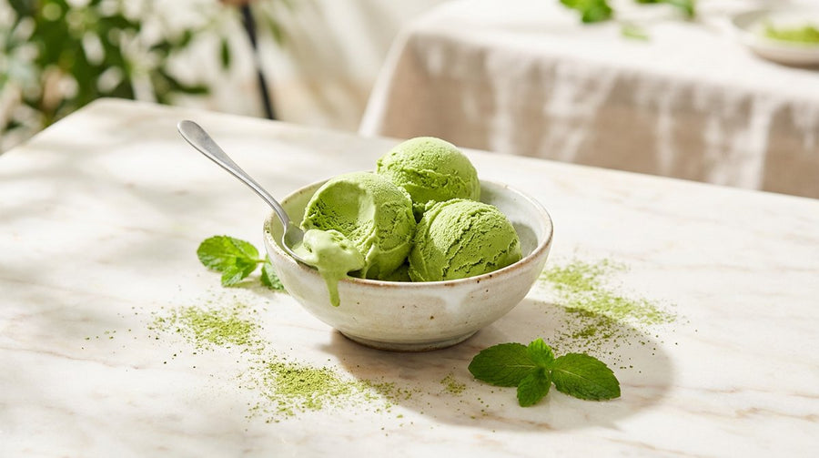 Tres bolas de helado de matcha casero en un bol de ceramica