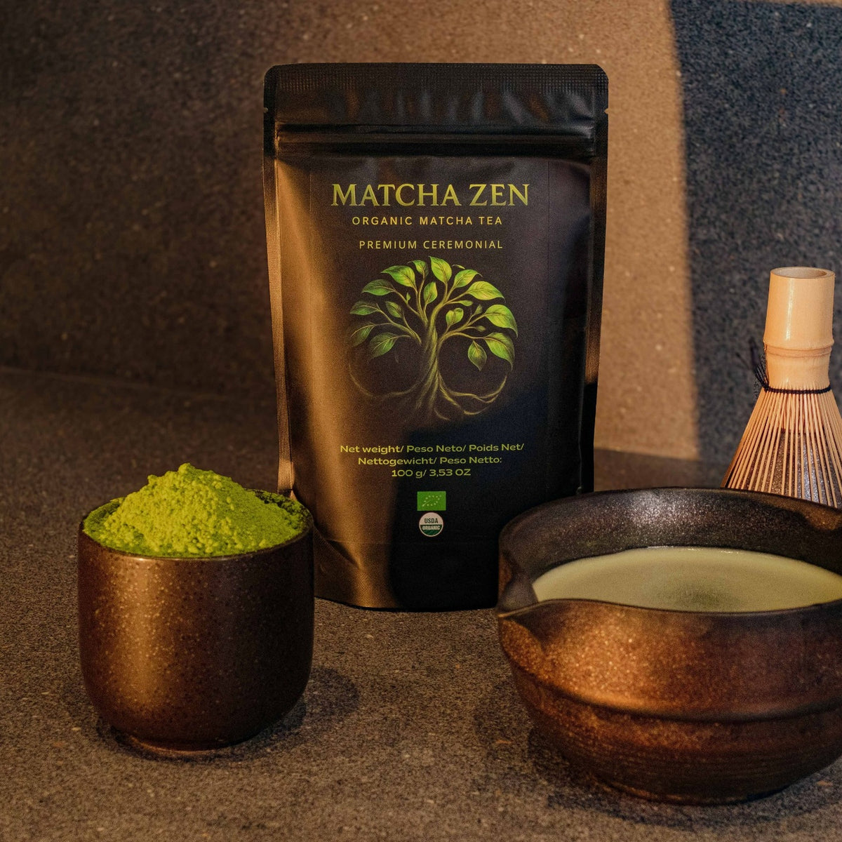 Té matcha ceremonial preparado en chawan con chasen junto al polvo