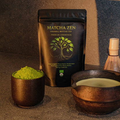 Té matcha ceremonial preparado en chawan con chasen junto al polvo