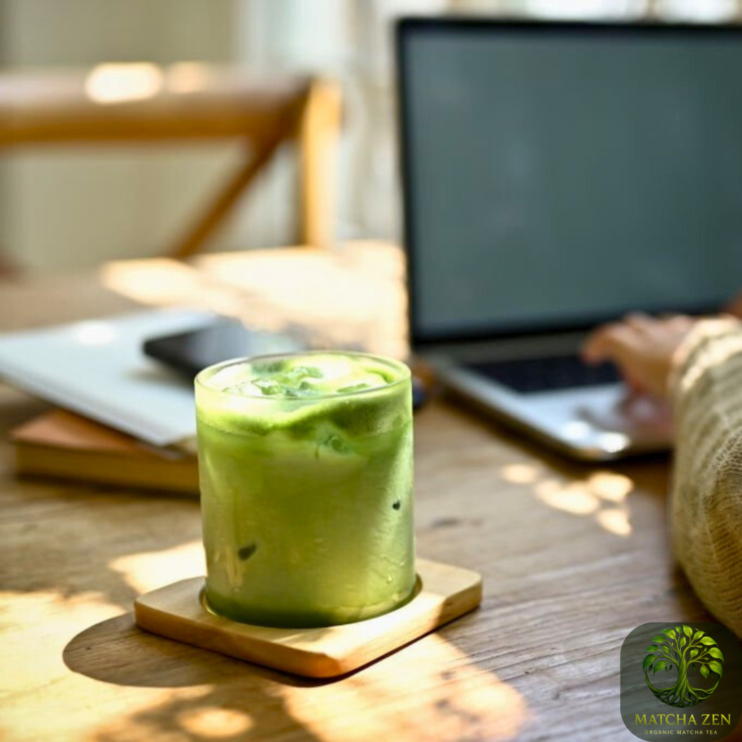 Matcha latte frío Matcha Zen en escritorio junto a portátil