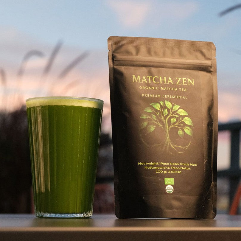 Té matcha ceremonial servido frío en vaso largo al atardecer