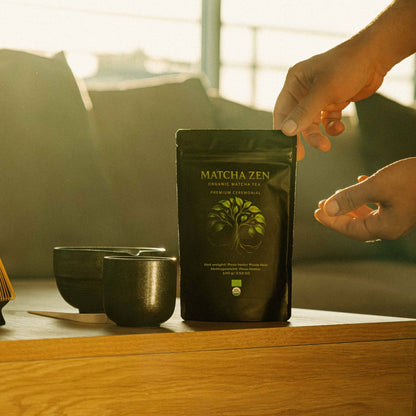 Abriendo la bolsa de té matcha ceremonial Matcha Zen con utensilios al fondo